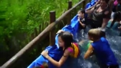 Campesinos cubanos improvisan una piscina rodante