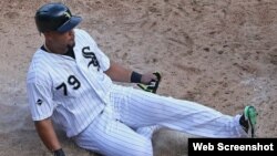 José Abreu deslizándose en home.