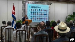 El canciller cubano Bruno Rodríguez habla con diplomáticos extranjeros en La Habana, Cuba, el miércoles 10 de noviembre de 2021. (AP Foto/Ramón Espinosa)