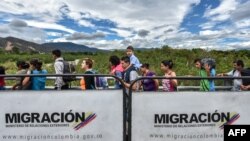 Venezolanos cruzan el puente internacional de San Antonio de Táchira hacia Cúcuta, Colombia. 