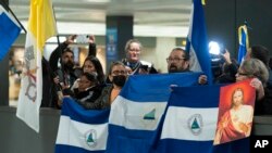 Manifestantes de Nicaragua en el aeropuerto internacional Washington Dulles el 9 de febrero de 2023, recibiendo a expresos políticos. (AP Photo/José Luis Magana).