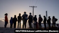 Un grupo de inmigrantes en la frontera entre Mexico y EEUU. Foto Archivo REUTERS/Adrees Latif