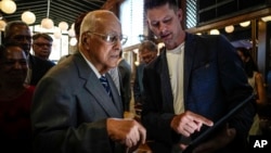 Ricardo Cabrisas (izq.) conversa con un empresario ruso durante un Foro Económico Empresarial Cuba-Rusia, en La Habana, en 2023. (AP/Ramon Espinosa/Archivo)