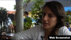 Karla Pérez, joven periodista cubana obligada por el gobierno de su país a vivir en el extranjero. (Captura de video/El Estornudo)