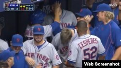 Céspedes en el dugout de los Mets.