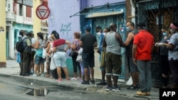 Cubanos hacen colas en la capital 