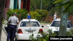 Vigilancia en los alrededores de la sede de las Damas de Blanco. (Foto: Ángel Moya)