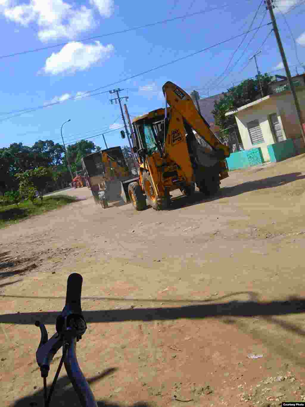 Equipos de maquinaria utilizados para la demolición del templo de oración en el reparto Versalles, Camagüey.