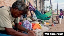 Ancianos y niños venezolanos, entre los migrantes que huyen de la crisis política y económica.