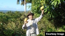 Ariel Ruiz Urquiola en la Finca El Infierno,Viñales, Pinar del Rio.