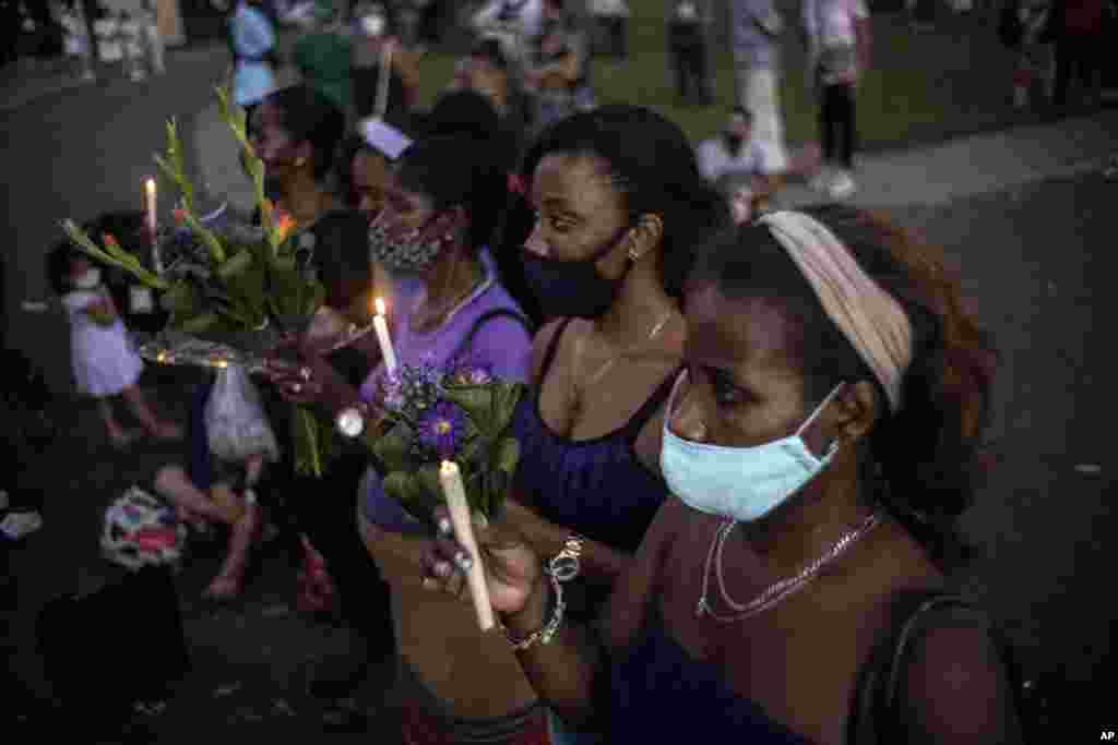 Seguidores de San Lázaro rezan durante la peregrinación al santuario del santo para su fiesta anual, en el barrio El Rincón de Santiago de Las Vegas.