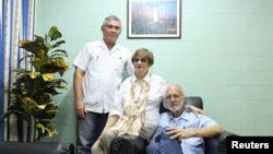 Archivo 2012- Alan Gross, (d), junto a la líder de la comunidad judía en Cuba, Adela Dworin, (c), y David Prinstein (i), vicepresidente en el hospital militar Carlos J Finlay de La Habana, Cuba.