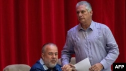 El dictador cubano Miguel Díaz Canel frente al primer ministro Manuel Marrero, el 19 de noviembre de 2023, en la conferencia Nación y Emigración, en La Habana. (YAMIL LAGE / AFP).