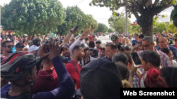 Masiva protesta en La Candonga, Santa Clara. (Captura de imagen/CubaNet)