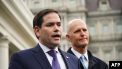 Los senadores Marco Rubio y Rick Scott hablan a la prensa tras una reunión con el presidente Trump sobre Venezuela. 