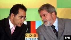 El diputado Joao Paulo Cunha (izq.) en un aparte con el presidente Luiz Ináncio Lula da Silva, durante el primer mandato de Lula.