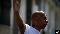 Guillermo Fariñas en las afueras de su casa en Santa Clara. (Foto: AP/Javier Galeano/Archivo)