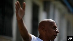 Guillermo Fariñas en las afueras de su casa en Santa Clara. (Foto Archivo AP Photo/Javier Galeano).