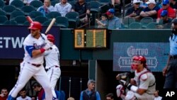 El reloj con el tiempo de los lanzadores, en un juego entre los Texas Rangers y los Philadelphia Phillies en Arlington, Texas, el 1ro de abril 1, 2023. (AP Photo/Emil T. Lippe)