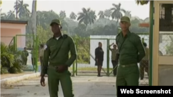 Uniformados cubanos a la entrada de una cárcel.