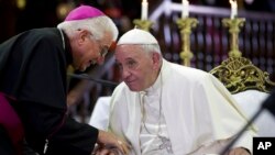 Monseñor Dionisio García Ibánez habla al Papa Francisco en el Santuario de la Caridad del Cobre en septiembre de 2015. Ismael Francisco/Cubadebate via AP