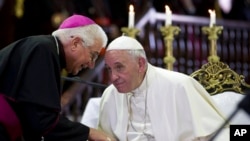 Foto Archivo. Monseñor Dionisio García Ibánez habla con el Papa Francisco en el Santuario de la Caridad del Cobre en septiembre de 2015. Ismael Francisco/Cubadebate via AP