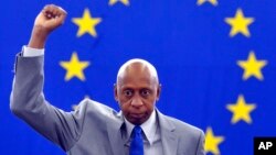 Guillermo Fariñas al recibir el Premio Sájarov a la Libertad de Conciencia 2010 en julio de 2013. (AP Photo/Christian Lutz).