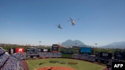 Foto de Archivo: Fotografía tomada antes del inicio del partido de Grandes Ligas entre los Cardenales de San Luis y los Rojos de Cincinnati en el Estadio Monterrey de Monterrey, Estado de Nuevo León, México.