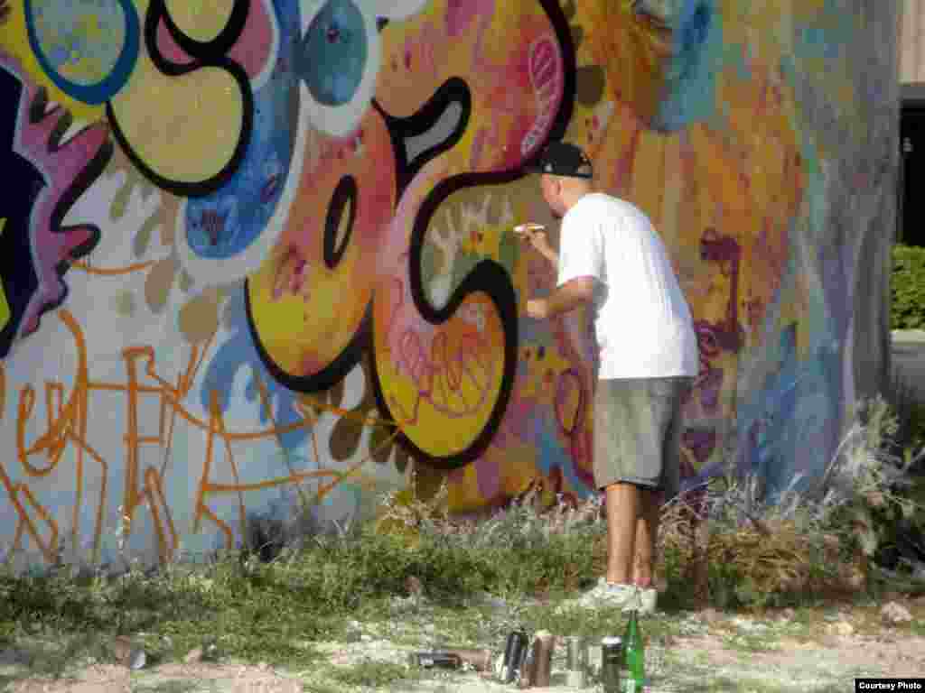 En sus estancia en Miami El Sexto colaboró con sus colegas grafiteros en la zona de Wynwood.