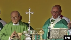 El papa Francisco (d) junto al cardenal cubano Jaime Ortega, oficia misa en la Plaza de la Revolución de La Habana (Cuba), ante miles de cubanos que le esperaban desde primeras horas de la mañana. 