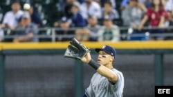 Aaron Judge se dispone a capturar una pelota.