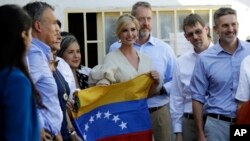 Ivanka Trump, hija del presidente Donald Trump y asesora de la Casa Blanca, sostiene una bandera venezolana en un refugio para migrantes en La Parada, cerca de Cúcuta, Colombia, el miércoles 4 de septiembre de 2019. (Foto AP / Fernando Vergara).