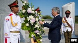 Didier Reynders coloca una ofrenda floral frente a la estatua del apóstol José Martí, en La Habana.