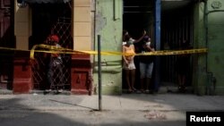 Personas en cuarentena en sus hogares por el COVID-19, en una calle de La Habana. REUTERS/Alexandre Meneghini